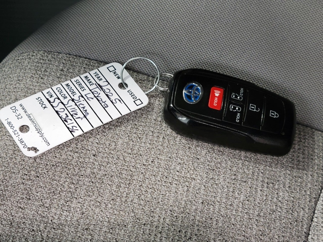 2025 Toyota Sienna LE 8 Passenger